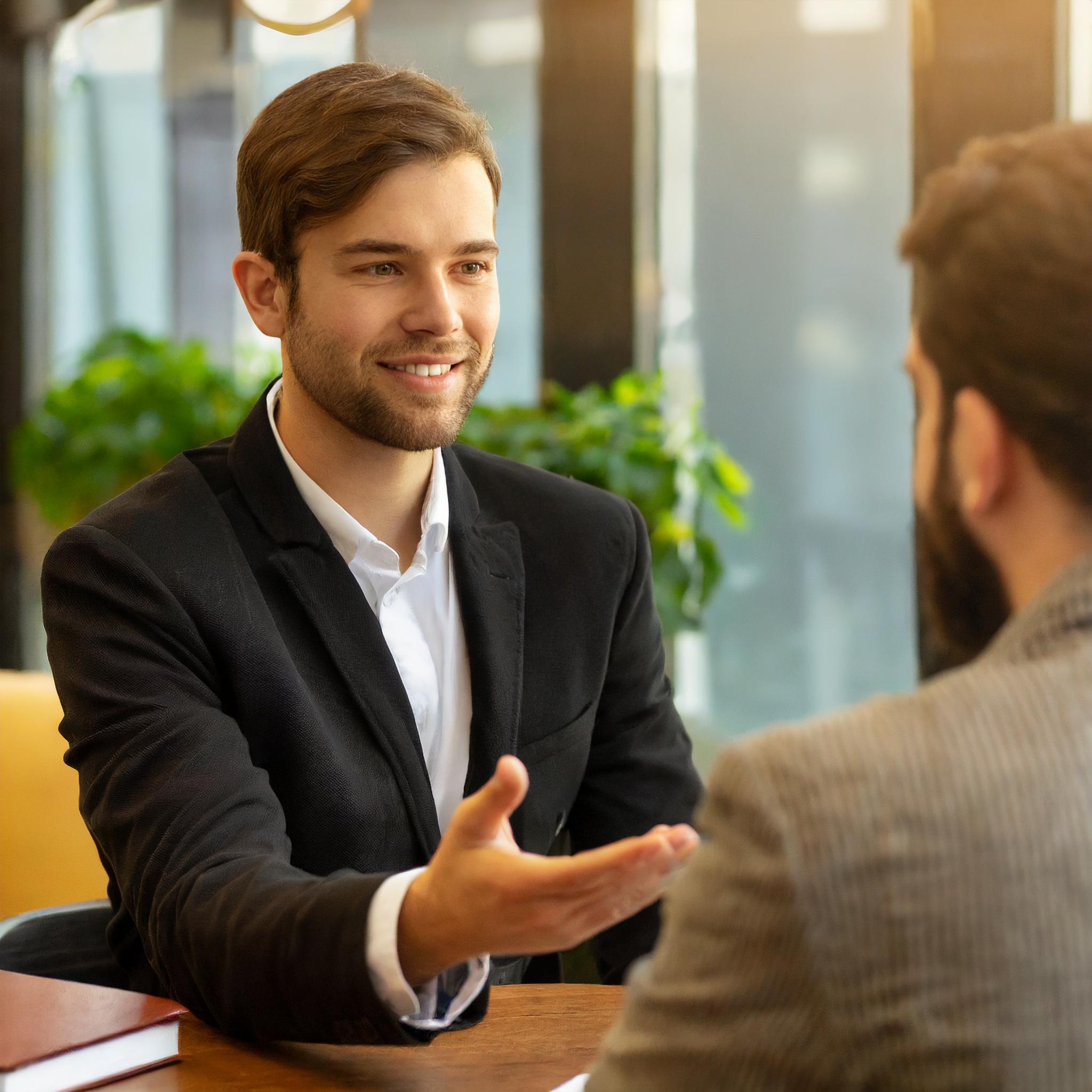 Steuerberater im Gespräch mit Klienten in elegantem Büro
